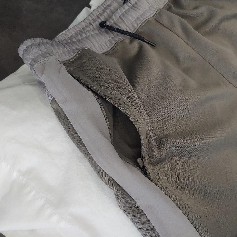 Nike Air Max Joggers Sweatpants Olive Grey Men's BNWT - Picture 8 of 16